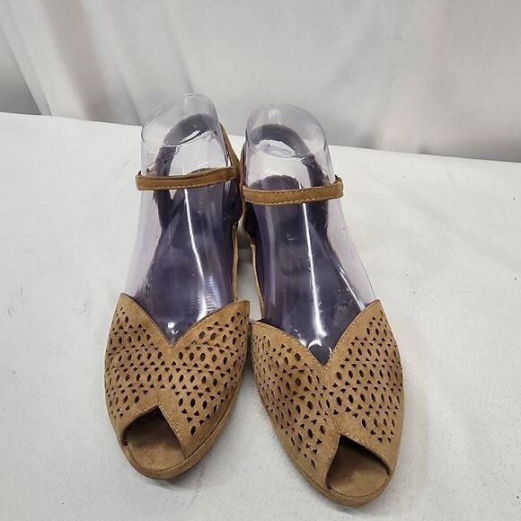 Vaneli Women's 8.5 Wide Perforated Brown Suade Sandals Peep Toe Ankle-Strap - Picture 5 of 9